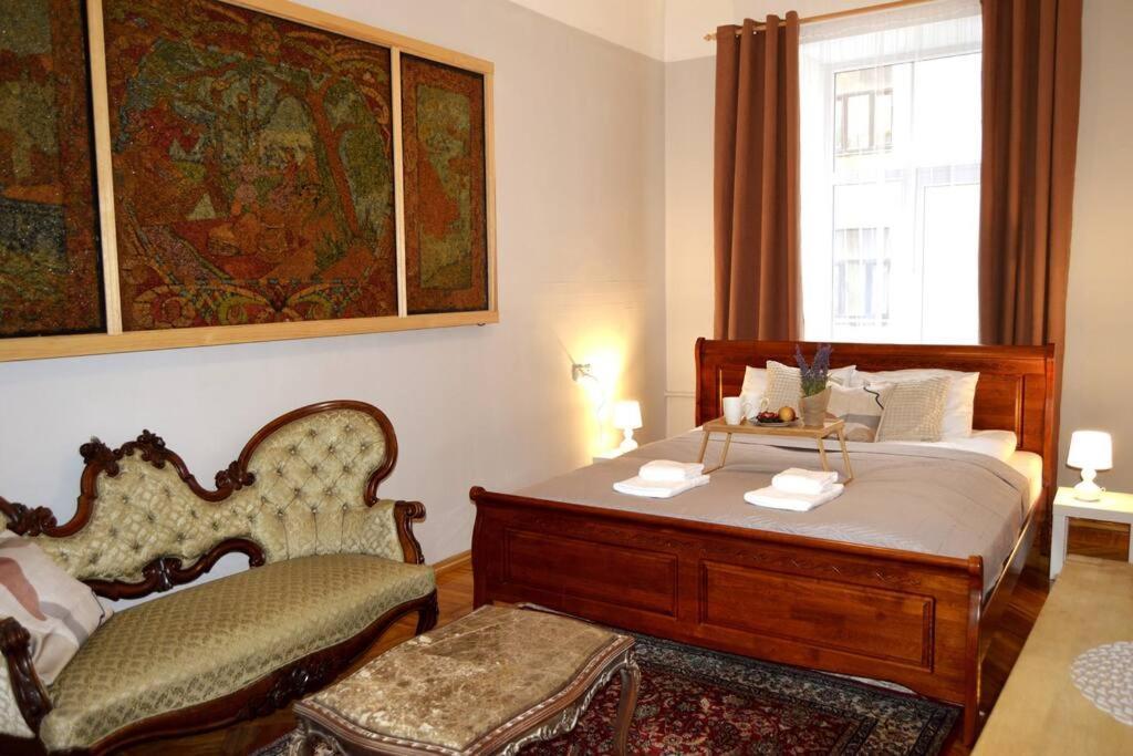 Unique Spacious Classic 3 Bedroom Midtown Apartment ! Billiard Room ! Рига Экстерьер фото