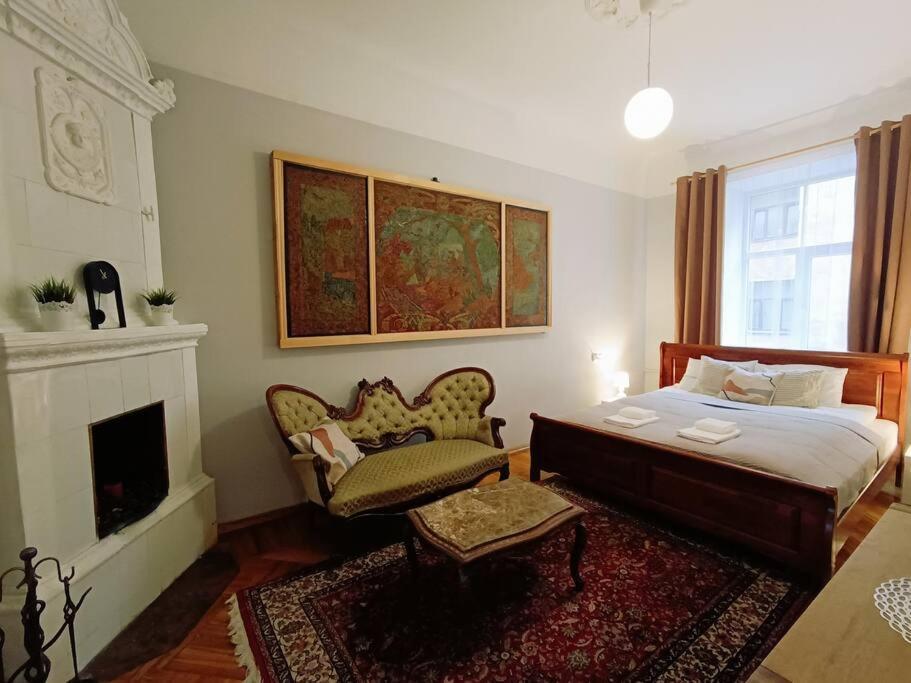 Unique Spacious Classic 3 Bedroom Midtown Apartment ! Billiard Room ! Рига Экстерьер фото