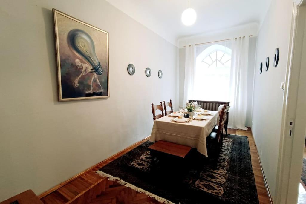 Unique Spacious Classic 3 Bedroom Midtown Apartment ! Billiard Room ! Рига Экстерьер фото