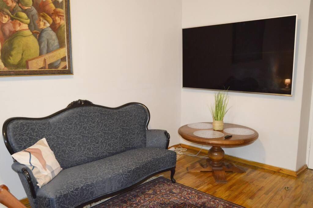 Unique Spacious Classic 3 Bedroom Midtown Apartment ! Billiard Room ! Рига Экстерьер фото