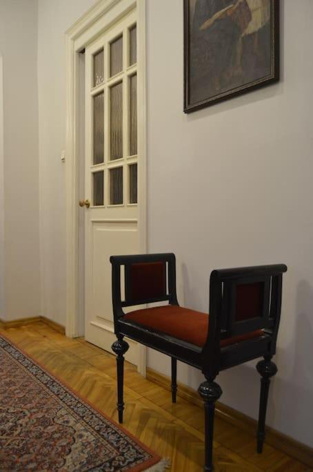 Unique Spacious Classic 3 Bedroom Midtown Apartment ! Billiard Room ! Рига Экстерьер фото