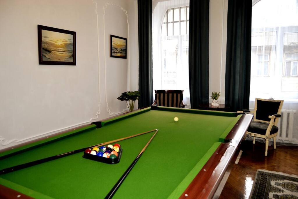 Unique Spacious Classic 3 Bedroom Midtown Apartment ! Billiard Room ! Рига Экстерьер фото