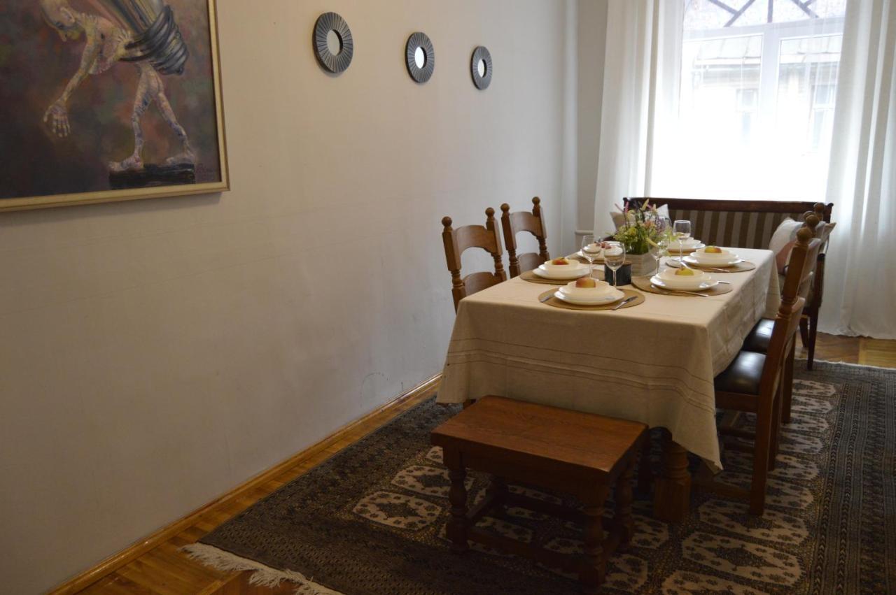 Unique Spacious Classic 3 Bedroom Midtown Apartment ! Billiard Room ! Рига Экстерьер фото