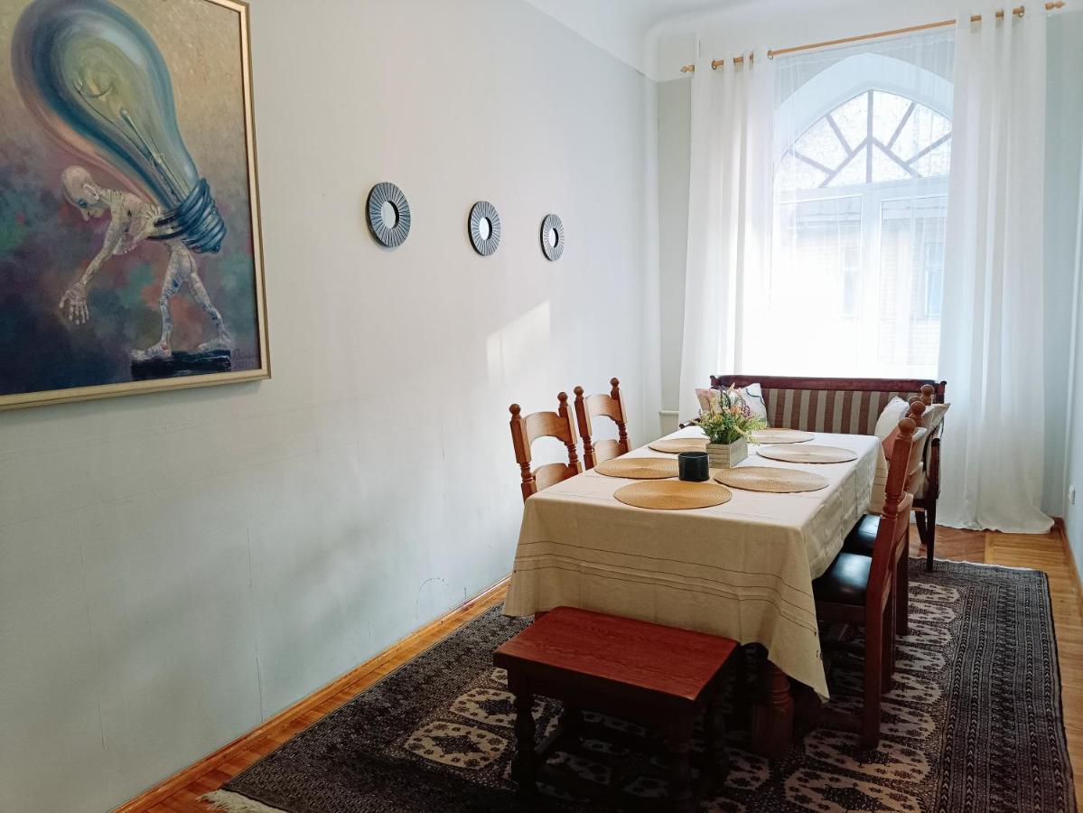 Unique Spacious Classic 3 Bedroom Midtown Apartment ! Billiard Room ! Рига Экстерьер фото