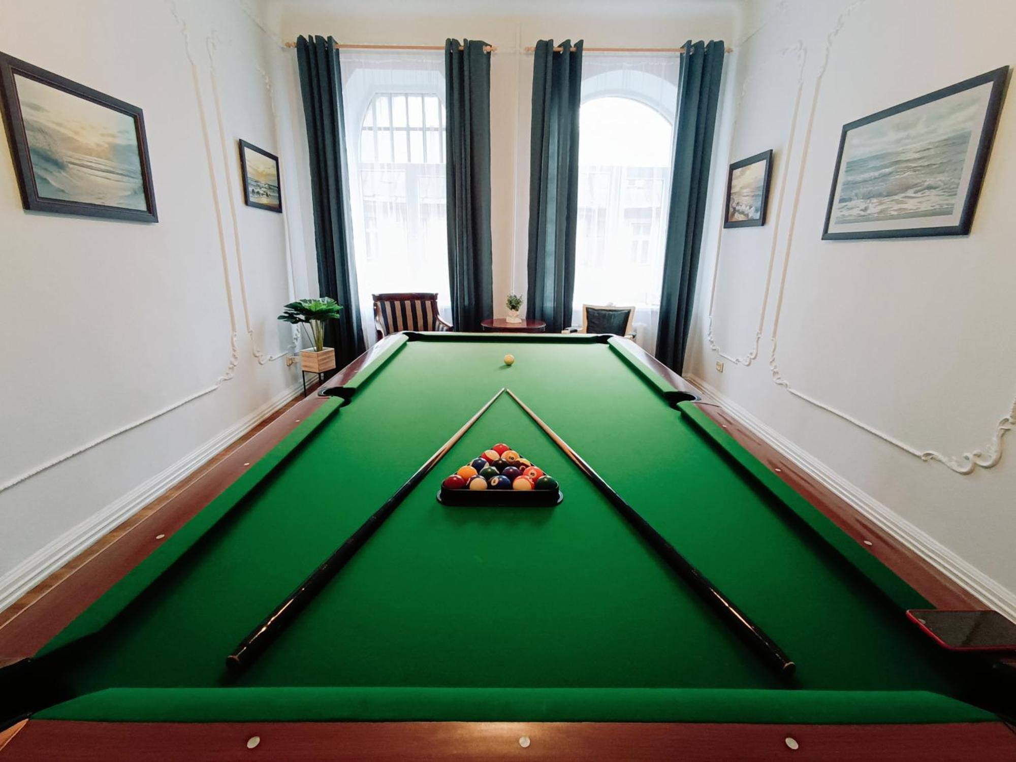 Unique Spacious Classic 3 Bedroom Midtown Apartment ! Billiard Room ! Рига Номер фото